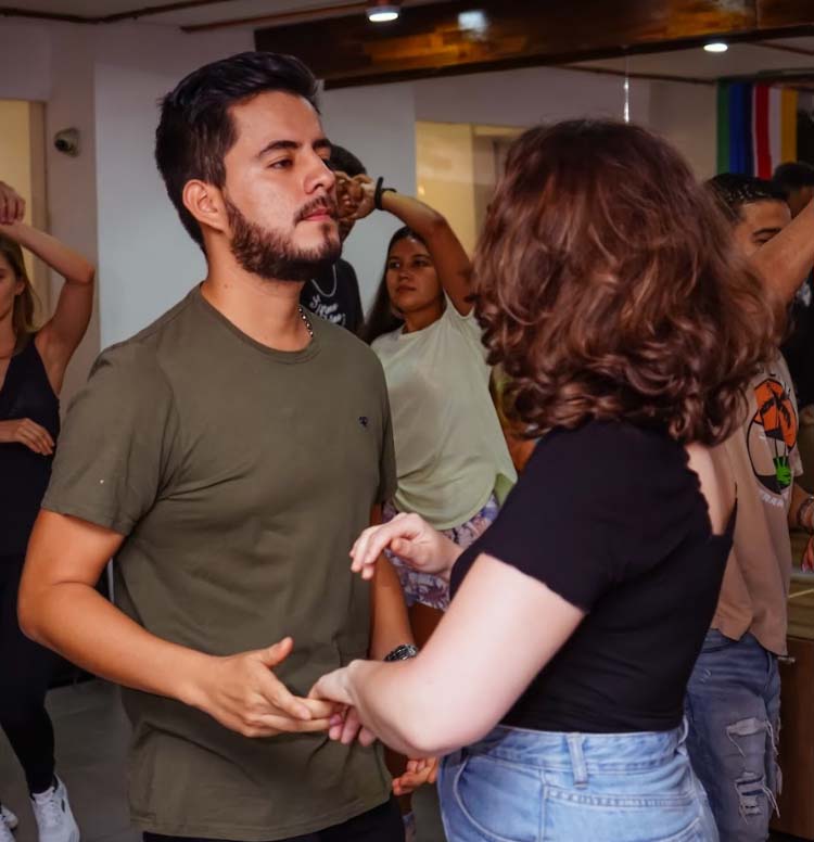 clases grupales de salsa, bachata en medellin