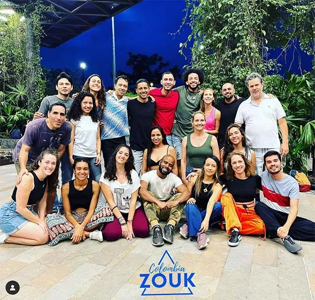 Clase y social al aire libre de zouk brasileño todos los domingos en parques del rio medellín