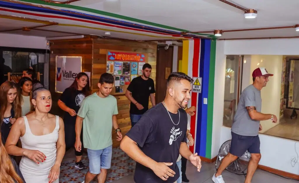 mejores clases de baile privadas y grupales en medellin, con los mejores instructores de salsa y bachata de medellin. Best salsa and bachata lessons in Medellin-Colombia. Located in Poblado and Laureles. Group and private dance lessons