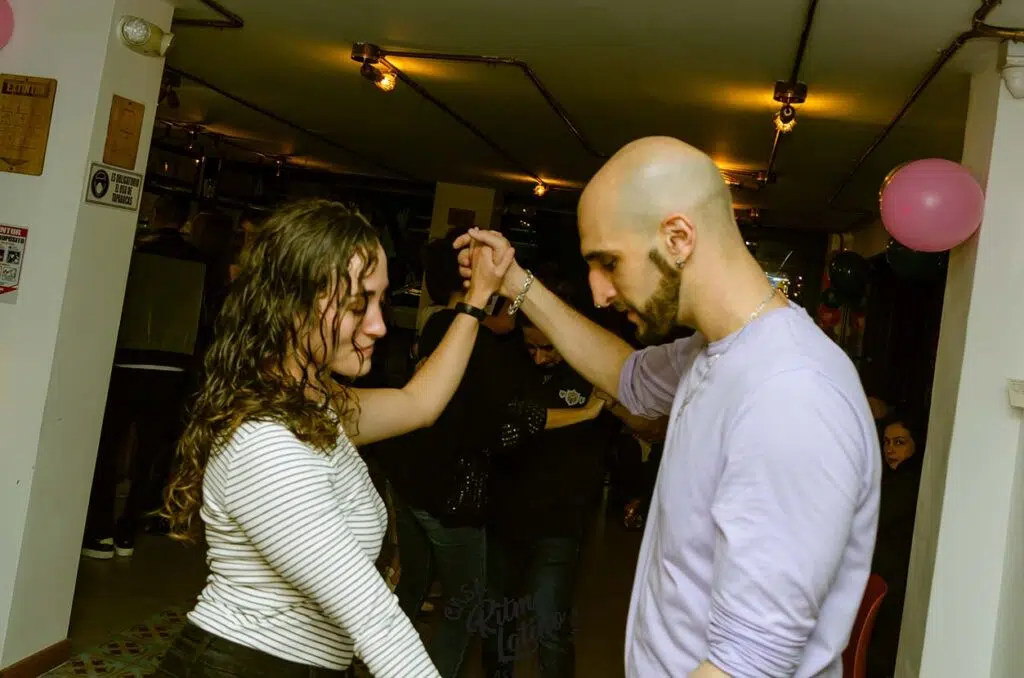 mejores clases de baile privadas y grupales en medellin, con los mejores instructores de salsa y bachata de medellin. Best salsa and bachata lessons in Medellin-Colombia. Located in Poblado and Laureles. Group and private dance lessons