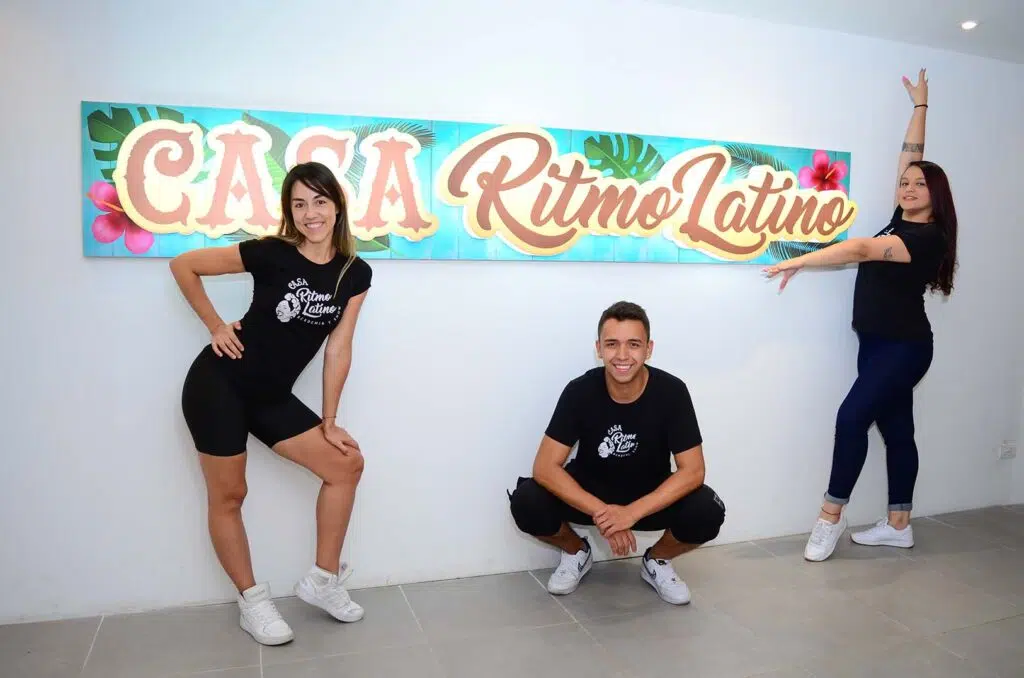mejores clases de baile privadas y grupales en medellin, con los mejores instructores de salsa y bachata de medellin. Best salsa and bachata lessons in Medellin-Colombia. Located in Poblado and Laureles. Group and private dance lessons