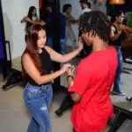 mejores clases de baile privadas y grupales en medellin, con los mejores instructores de salsa y bachata de medellin. Best salsa and bachata lessons in Medellin-Colombia. Located in Poblado and Laureles. Group and private dance lessons