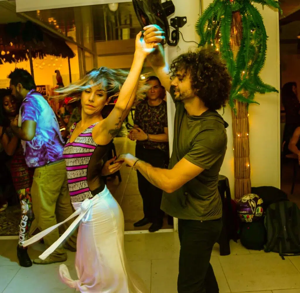 mejores clases de baile privadas y grupales en medellin, con los mejores instructores de salsa y bachata de medellin. Best salsa and bachata lessons in Medellin-Colombia. Located in Poblado and Laureles. Group and private dance lessons