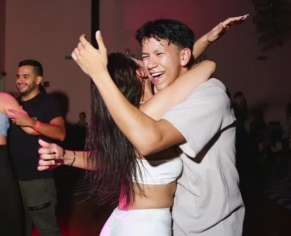 Academia de baile de ritmos latinos como salsa, bachata y merengue en medellin. Dance Studio of Salsa Bachata and Merengue in Medellin