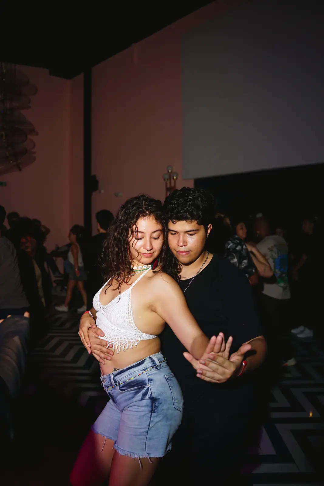 Una pareja conectando durante el baile