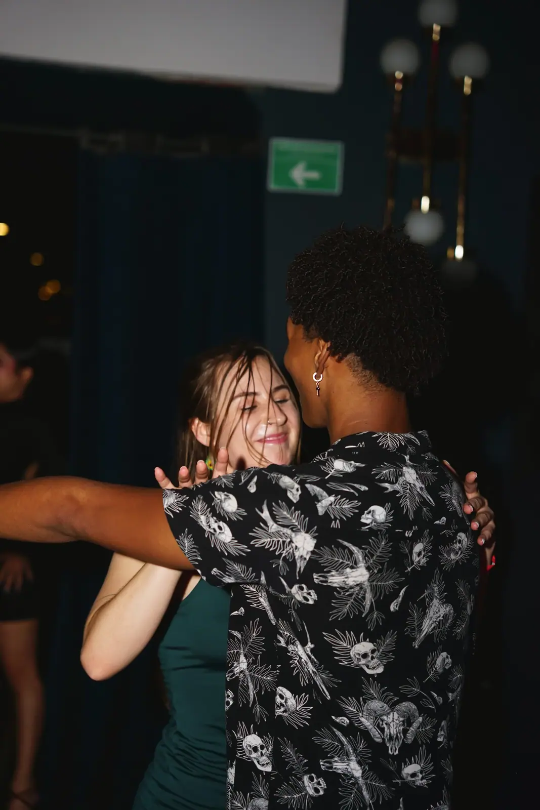 Una pareja disfrutando del baile social