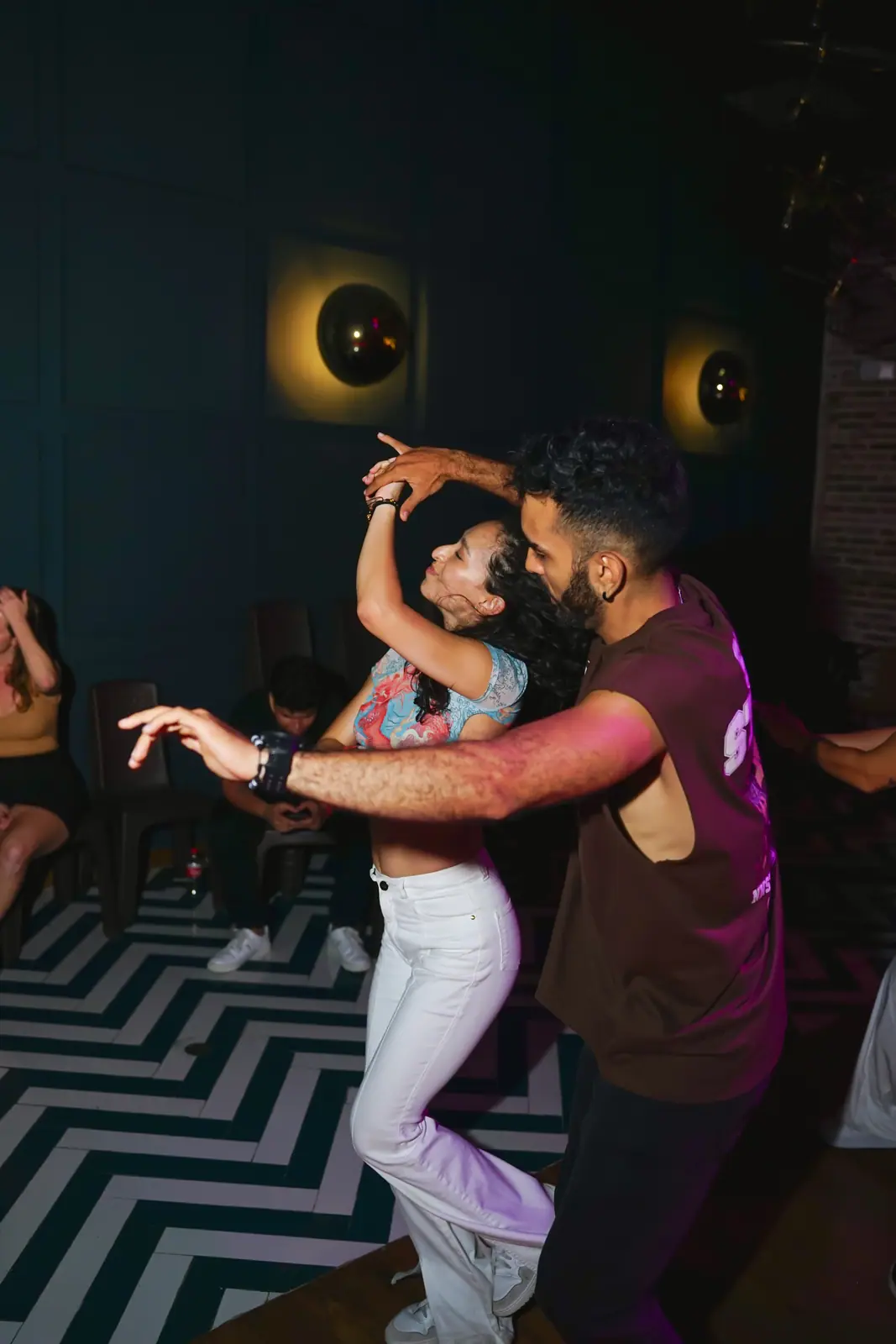 Una pareja expresándose en movimiento